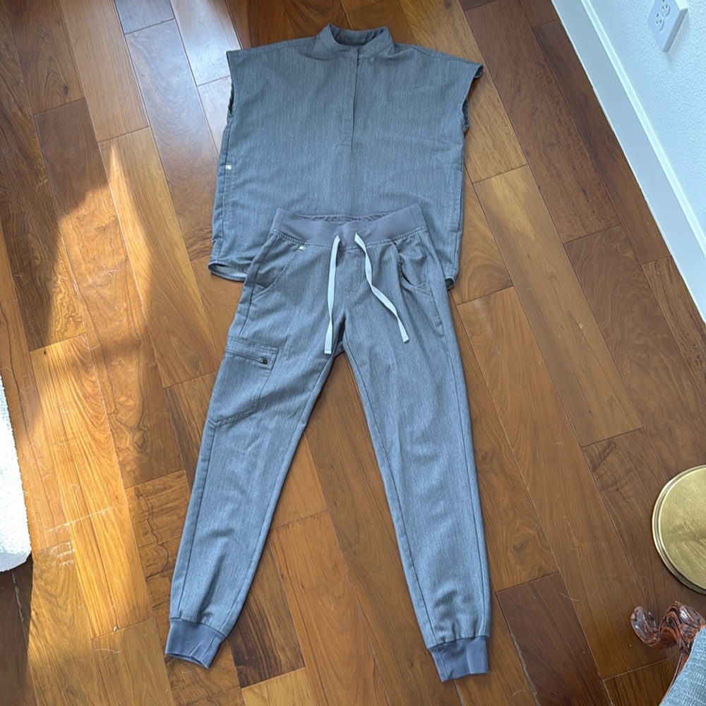 FIGS scrubs set!!